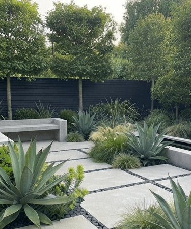 Mediterraner Garten mit Steinbank